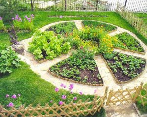 Оформление дачного огорода и сада выглядит интереснее и богаче, если делать его с помощью разнообразных фактур.