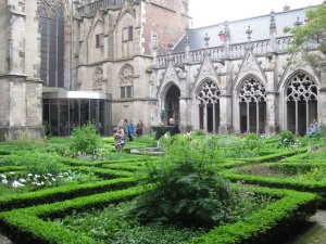 Сады при монастырях являются отличным примером для подражания классике